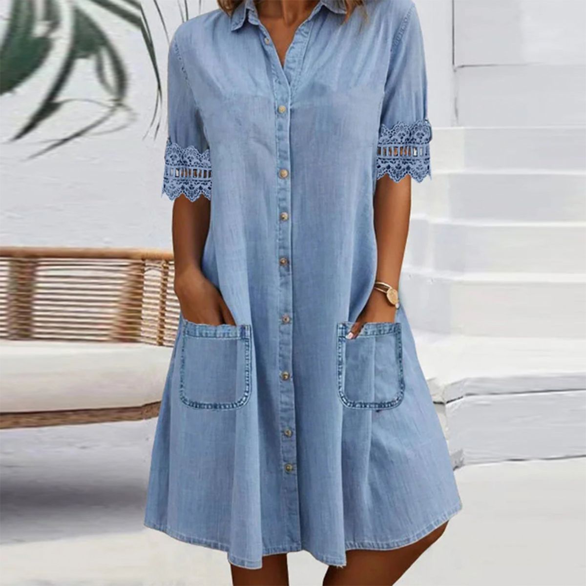 Blå ensfarget denim minikjole med krage og blondekant